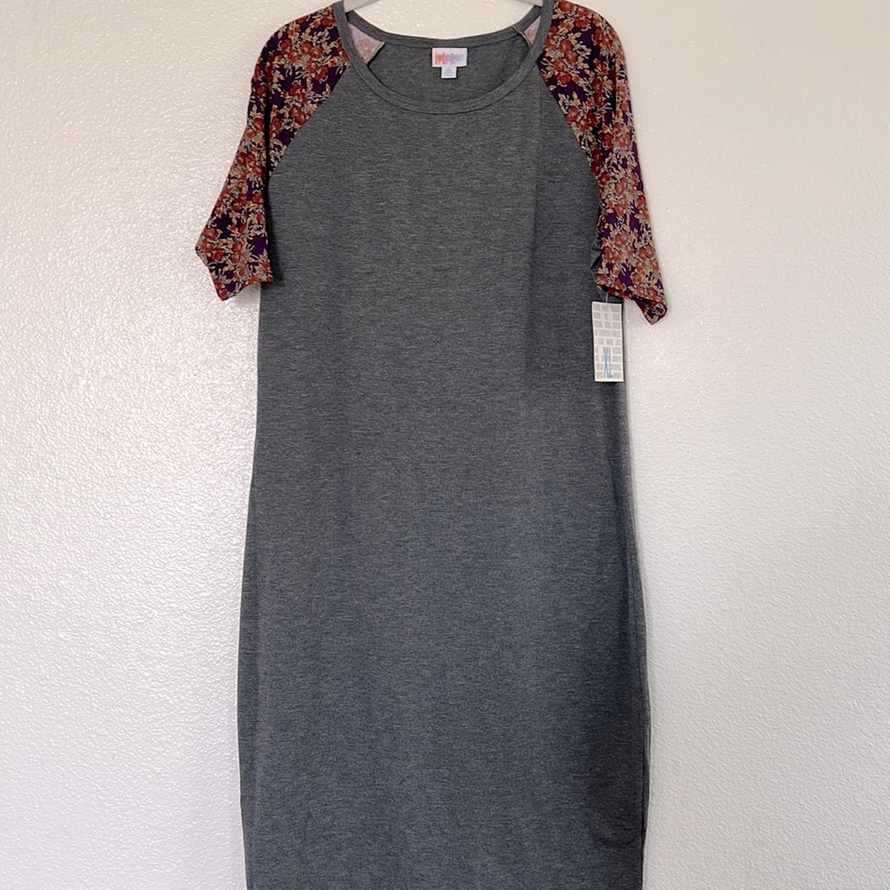 Pixelated Floral Sleeve LuLaRoe Julia, size XL